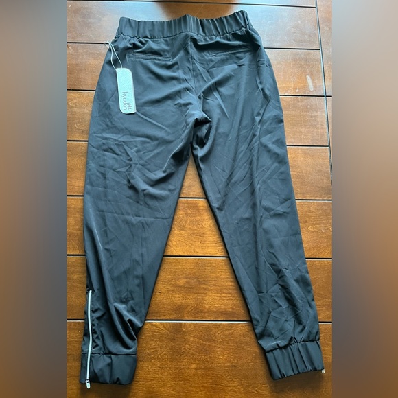 BNWT Kyodan black track pants/joggers with zipper at ankles. Size Medium. - Picture 3 of 4